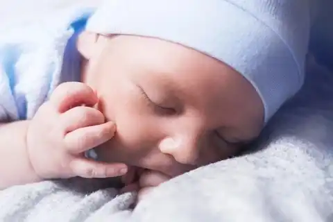 Pasgeboren baby slaapt rustig — kraamzorg op maat in de Zaanstreek