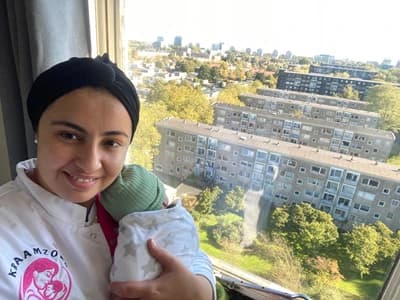 Kraamverzorgster Fatima van Inas Kraamzorg met een pasgeboren baby